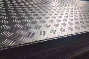 Apa karakteristik film oksida dari plat aluminium bermotif?