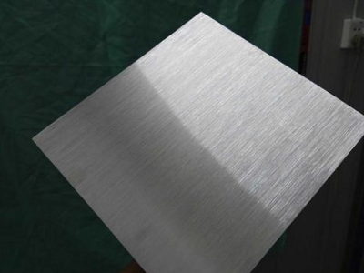 Proses produksi pelat aluminium yang disikat