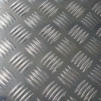 Bagaimana cara membersihkan piring aluminium yang berpola lebih baik?